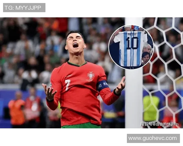 球迷疯狂冲入赛场夺C罗球衣引发热议与争议